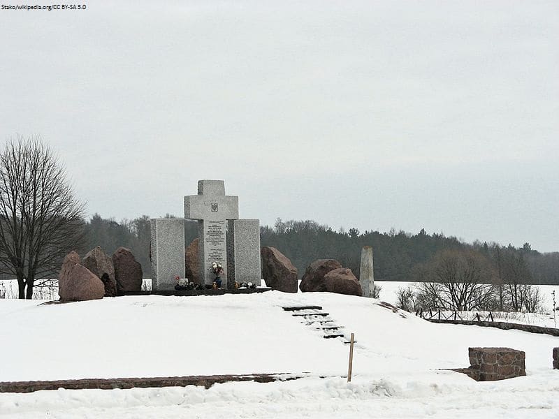Ukraińcy odbudowali pomnik Polaków w Hucie Pieniackiej