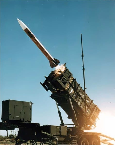 System Patriot wystrzeliwujący rakietę