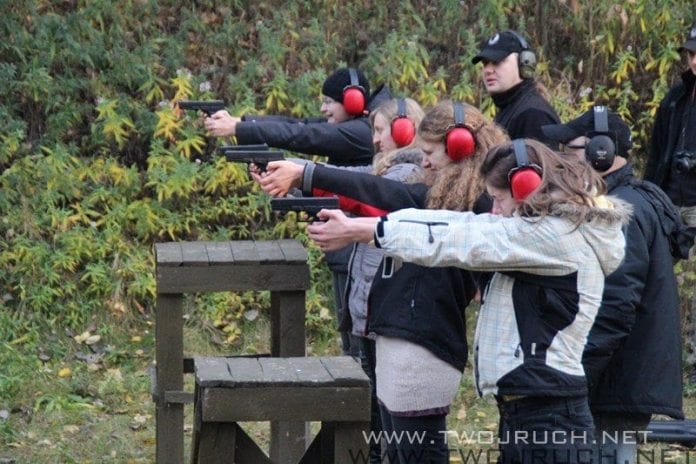 Dziewczyny na strzelnicy