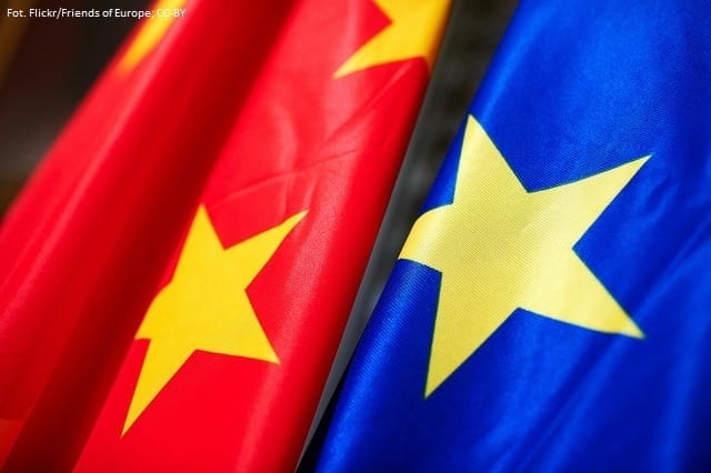Flagi Chin i Unii Europejskiej