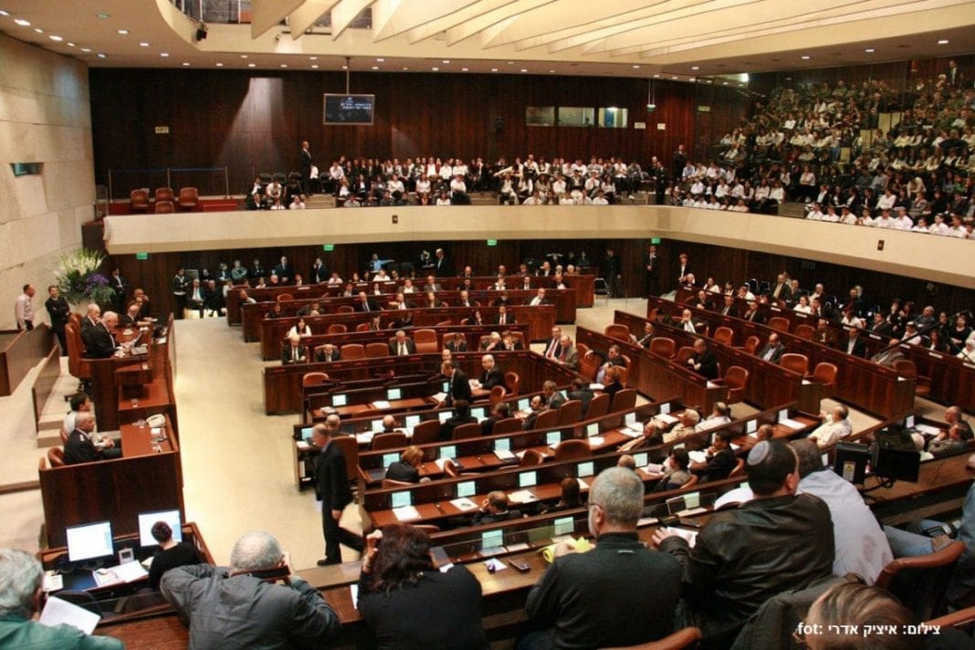 Sala Knesetu - izraelskiego parlamentu - w czasie obrad