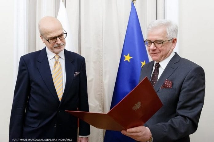 Krzysztof Dębnicki otrzymuje nominację od ministra Jacka Czaputowicza