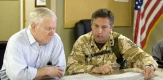 Sekretarz Obrony USA Robert M. Gates i generał Nicholas Carter w Afganistanie (2010)