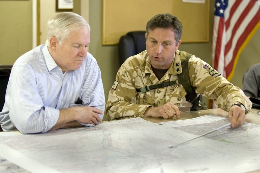 Sekretarz Obrony USA Robert M. Gates i generał Nicholas Carter w Afganistanie (2010)