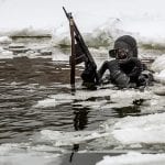 Rosyjski żołnierz sił specjalnych w akwalungu