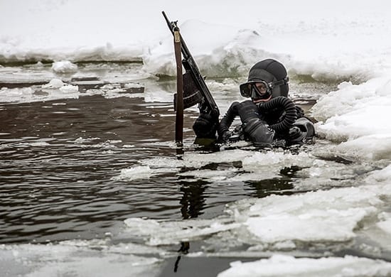 Rosyjski żołnierz sił specjalnych w akwalungu