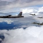 Bombowiec B-52 w eskorcie myśliwców