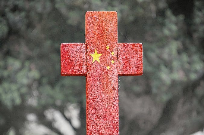 Czerwony krzyż z komunistycznymi gwiazdkami chińskimi