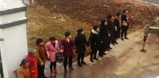 Jiangxi - kobiety próbują chronić kościół