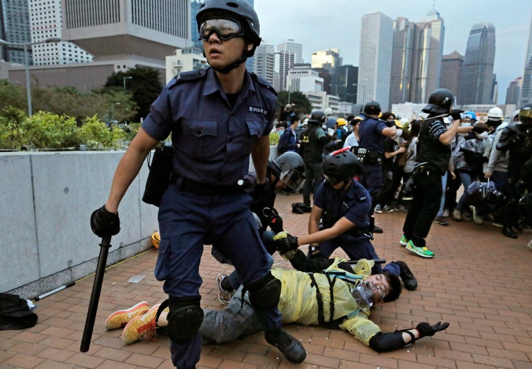 Protestujący Hongkończycy zdobyli parlament – #FreeHongKong