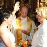 Ksiądz Michael Kopp błogosławi homoseksualny związek