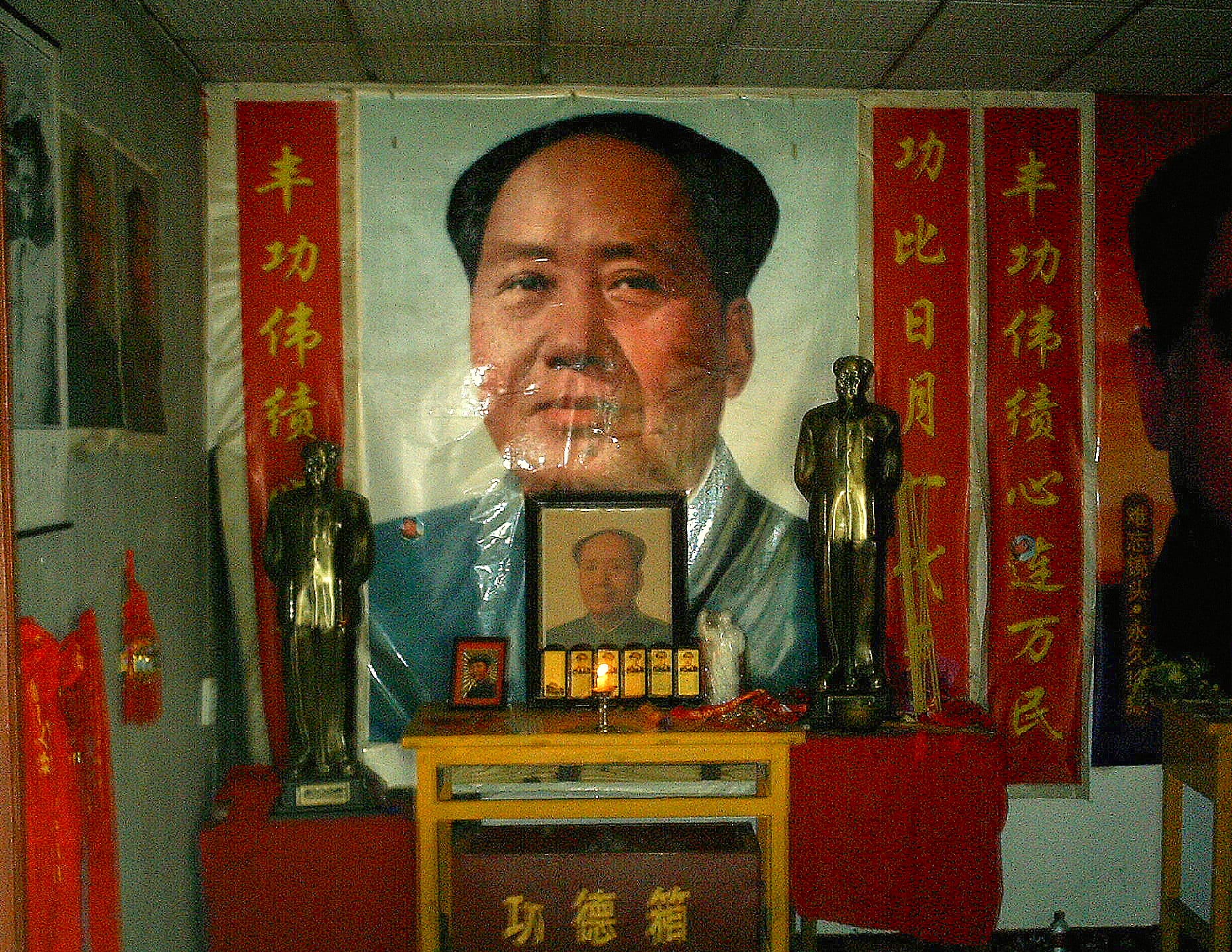 Chińscy chrześcijanie zmuszani do zastępowania krzyży portretami Mao Zedonga