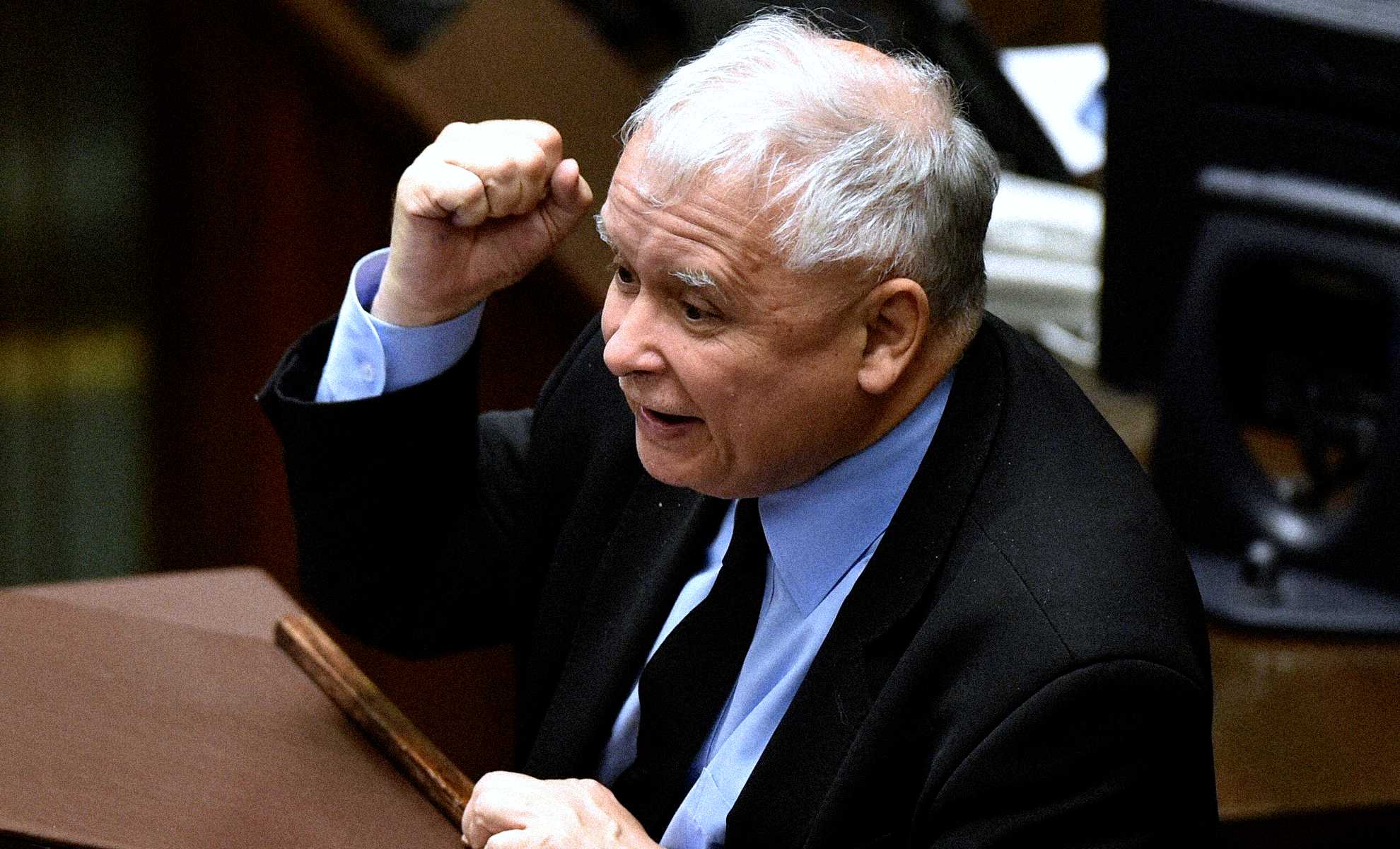 Rząd wisi na włosku. Kaczyński zastrasza posłów PiS